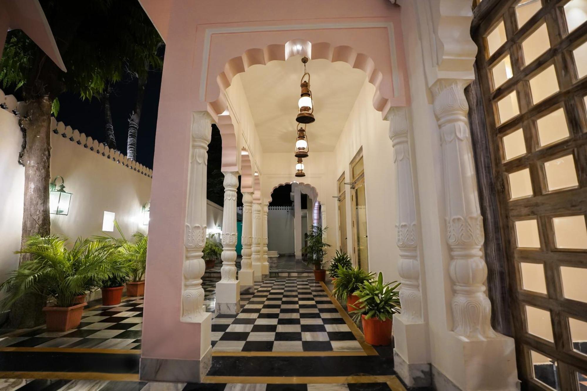 Dev Mahal - A Boutique Heritage Hotel ジャイプール エクステリア 写真